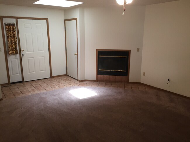 Building Photo - 2 Bedroom 2 Bathroom duplex in Southwest S...