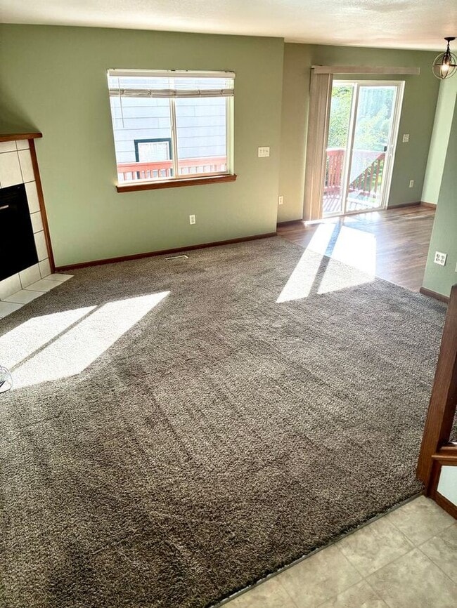 Building Photo - Beautiful 3 bedroom, 2.5 bath Townhome wit...