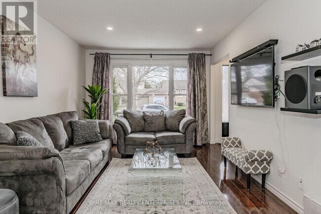 Building Photo - 92 Stoney Brook Crescent