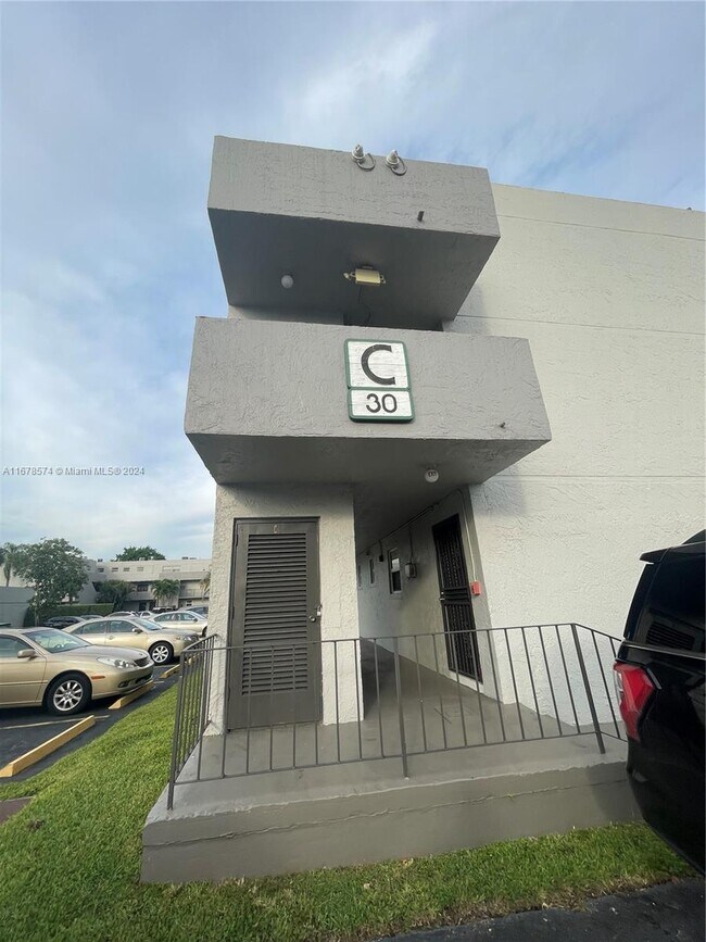 Foto del edificio - 30 NW 87th Ave