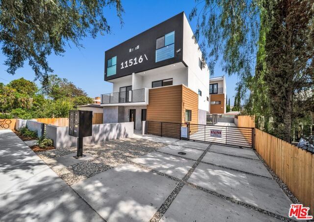 Foto del edificio - 11514 Victory Blvd