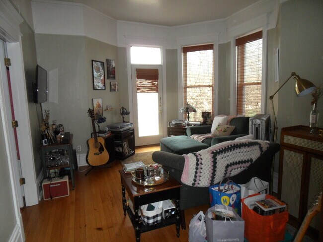 Building Photo - 4025 N Greenview Ave