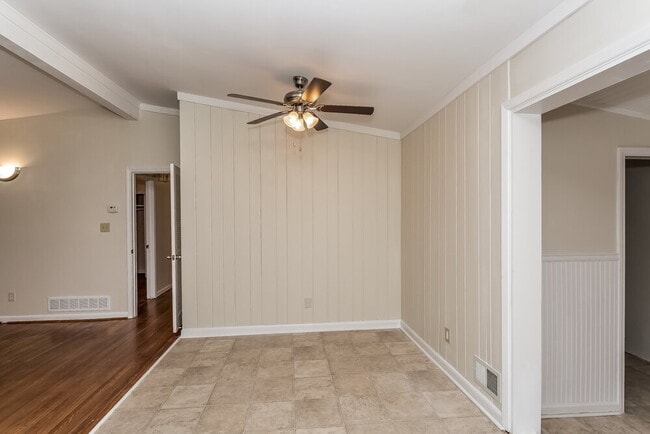 Foto del edificio - 2432 Woodacres Rd NE