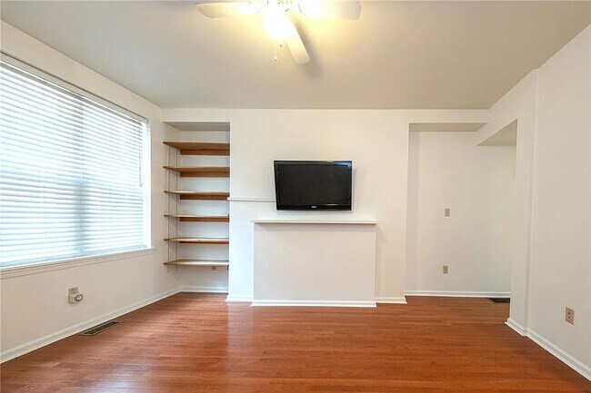 Estante para montaje de TV para una fácil instalación y estantes incorporados para un amplio espacio de almacenamiento - 114 Miltenberger St