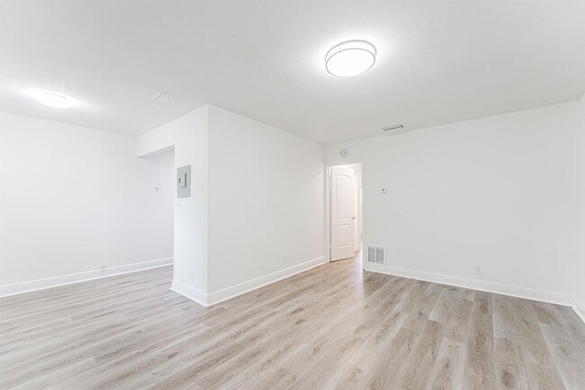 Foto del edificio - 1200 NW 13th St