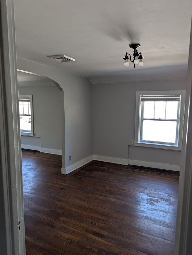 Building Photo - 131 1/2-131-132 E Pleasant St