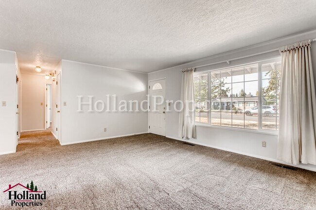 Building Photo - Lovely Hillsboro Home in Nice Neighborhood!