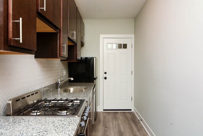 Building Photo - 712 W Brompton Ave