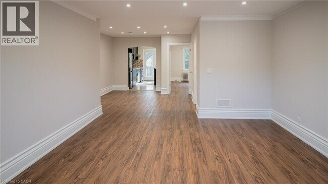 Photo du bâtiment - 875 Millwood Rd