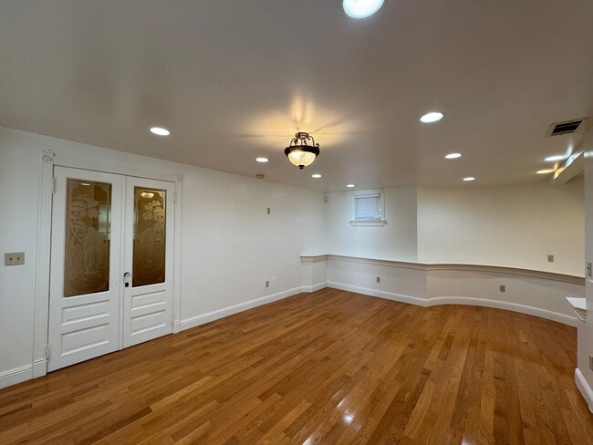 Building Photo - 2112 Santa Clara Ave