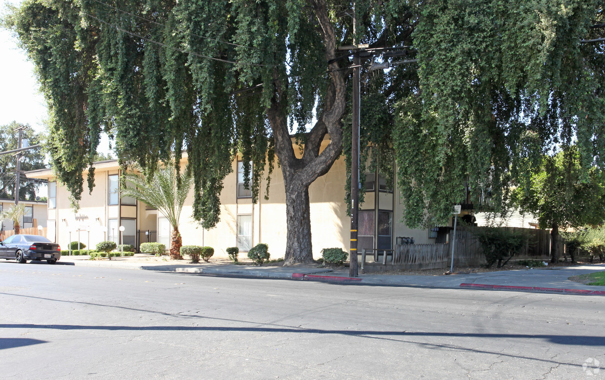 Primary Photo - Lamplighter Apartments