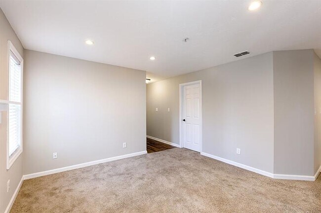 Building Photo - 5670 River Heights Crossing SE