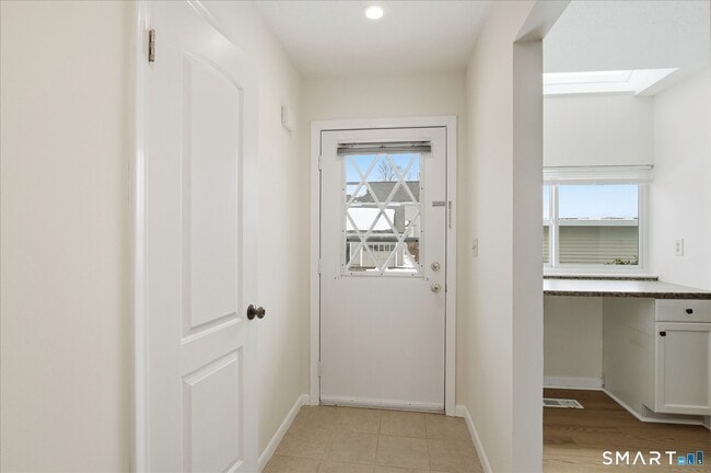 Building Photo - 83 Hilltop Dr