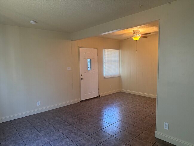 Building Photo - 9436 Grape St