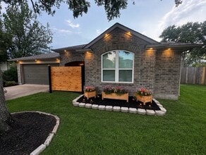 Building Photo - 1835 Oak Ridge Dr