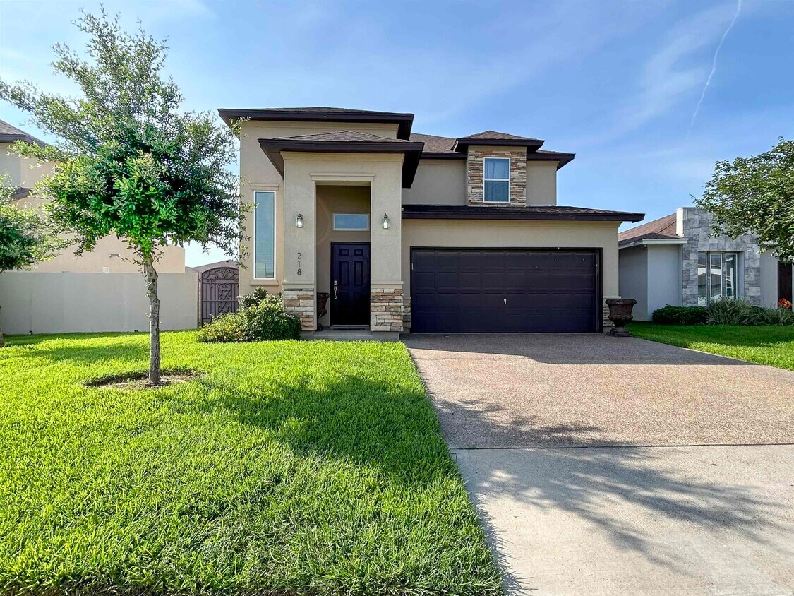 Foto principal - 218 John Irving Dr