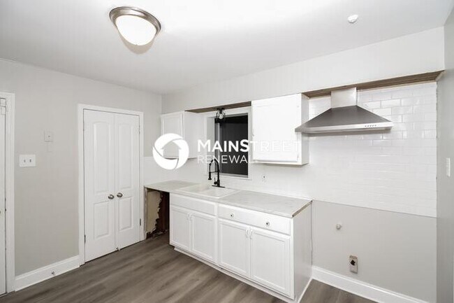 Building Photo - 4 Bedroom Pet-Friendly Home in Memphis, TN with Main Street Renewal