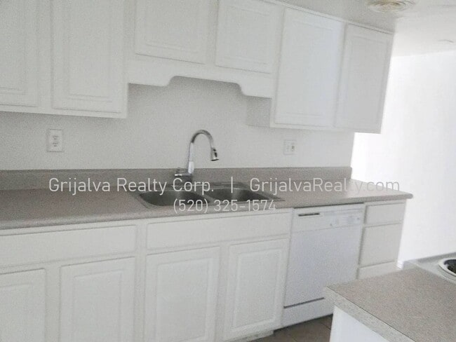 Building Photo - 1440 E Elm St