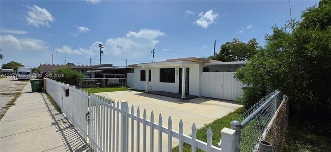 Foto del edificio - 2230 Service Rd