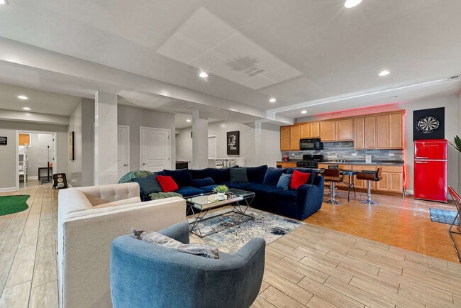 Building Photo - 2630 S Throop St