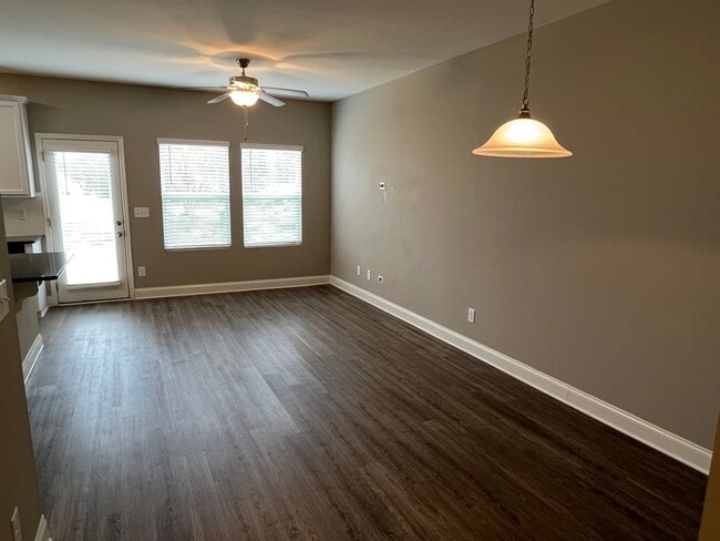 Building Photo - Convenient 3 Bed Townhome near Harrisburg