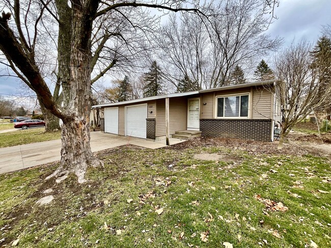 Building Photo - Four Bedroom Duplex in Southeast Grand Rapids