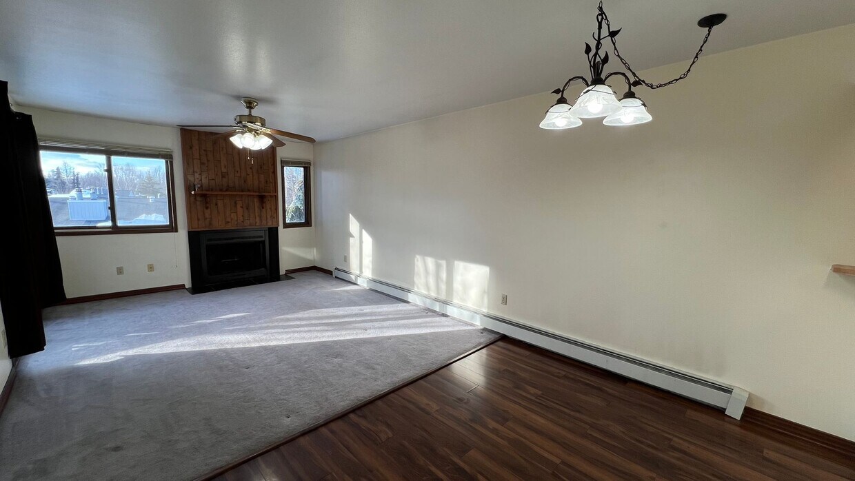 Primary Photo - Spacious 2 Bedroom Condo in Eastridge! Car...