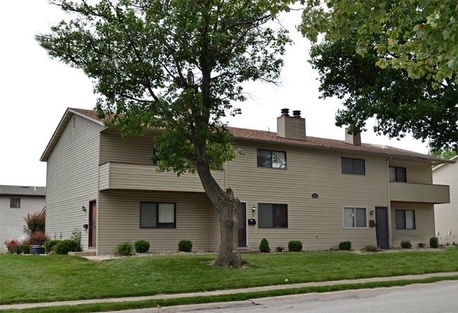 821 North Cherry Street - 200-210 W Wesley Dr