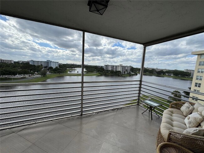 Foto del edificio - 3095 N Course Dr