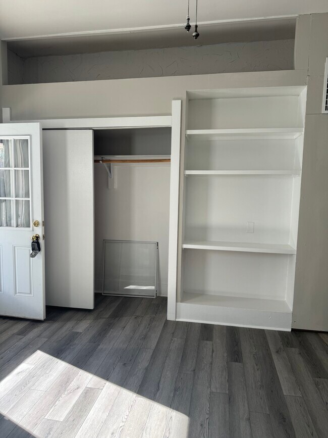 mucho espacio de almacenamiento - 294 W Clinton St