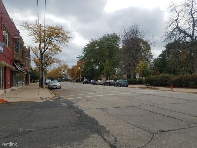 Foto del edificio - 3130 N Downer Ave