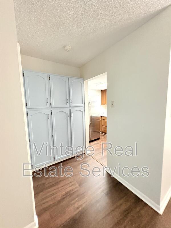 Foto del edificio - 851 Creekway Ct