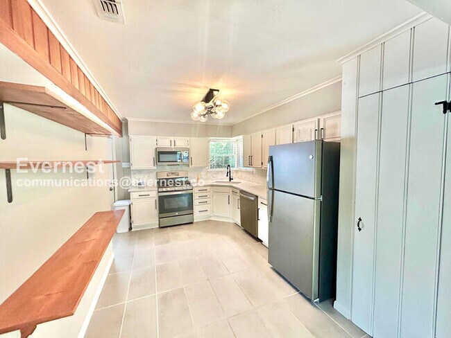 Foto del edificio - 8633 Westglen Dr