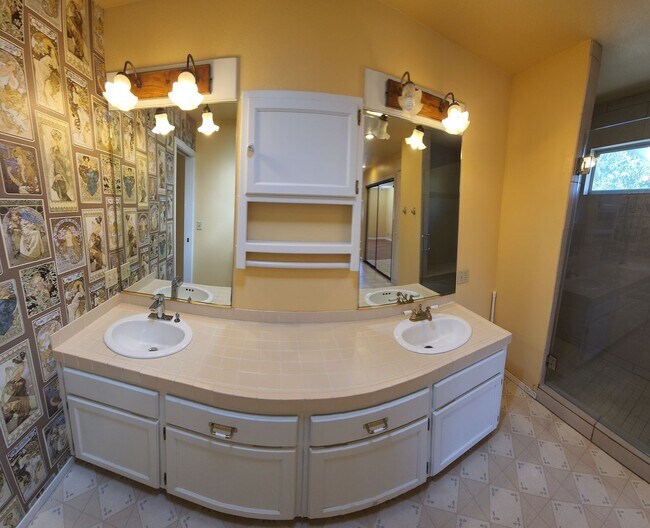 Foto del edificio - 5 Bedroom 3 Bath close to Poly, hiking and shopping!!