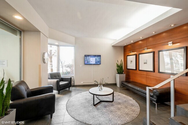 Foto del edificio - 4950 N Marine Dr