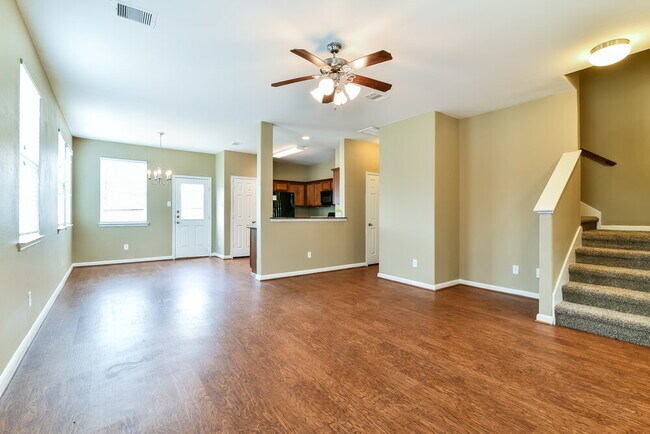 Foto del edificio - 2703 Sleepy Knoll Dr