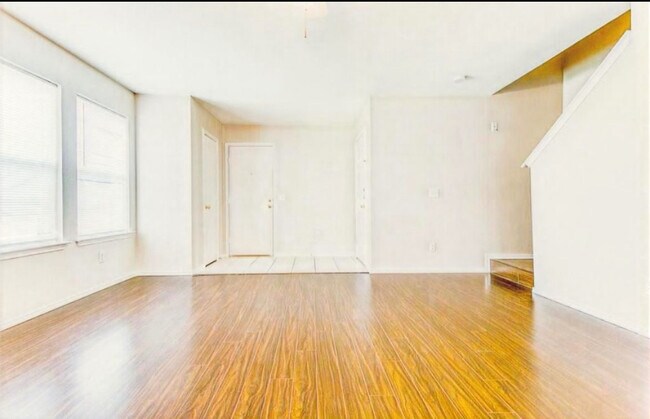 Foto del edificio - Room in Duplex on W Walton Way