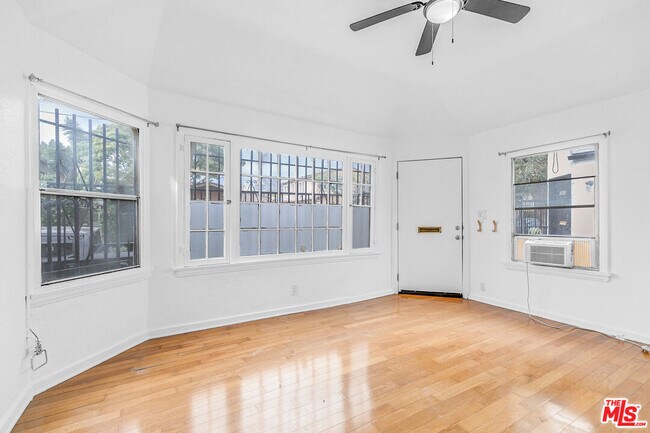Foto del edificio - 5918 3/4-5914 Willoughby Ave