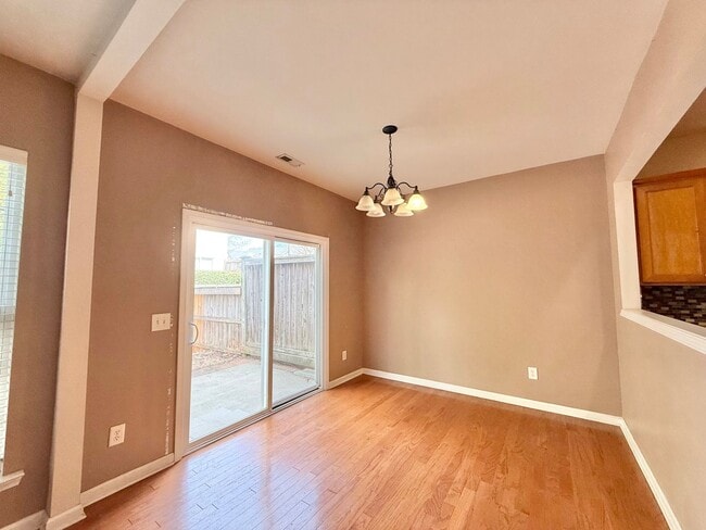 Building Photo - Charming 3BD, 2.5BA Raleigh Townhome with a Fenced Yard Near Shopping, Dining, Interstates, and R...