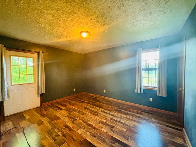 Building Photo - Country Living