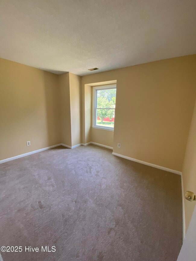 Building Photo - 117 Palace Cir