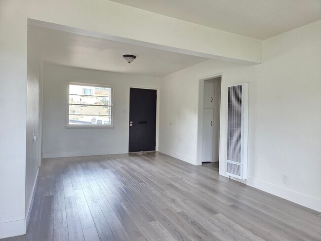 Building Photo - Move-In Ready 2-Bedroom Escondido Charmer!...