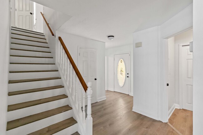 Foto del edificio - 7447 Hawkins Rd