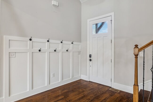 Building Photo - 594 Lake Haven Dr