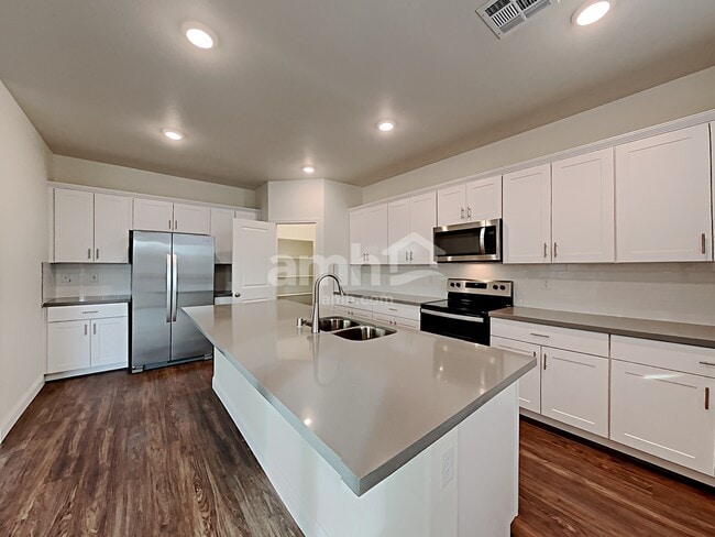 Foto del edificio - 715 Terrain Star Ave