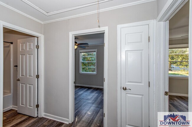 Building Photo - 2128 Roosevelt Dr