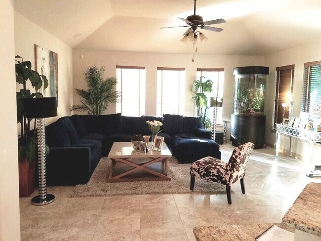 Foto del edificio - 3810 Rose Grove Ln