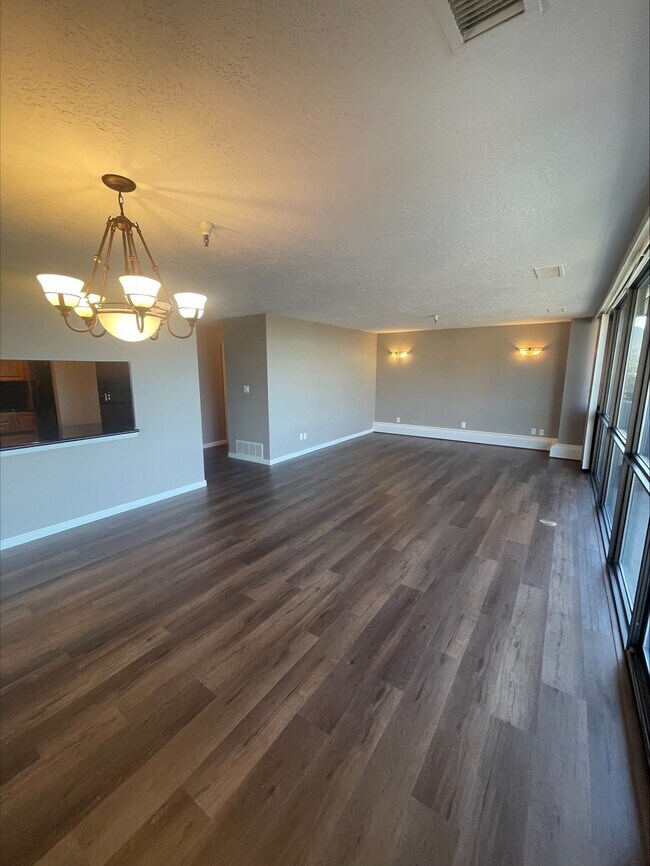 Foto del edificio - 560 E South Temple St