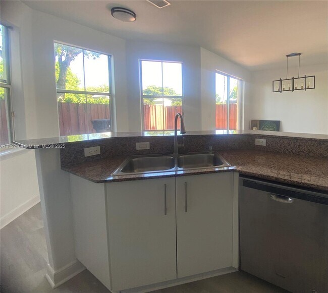 Foto del edificio - 4881 NW 107th Ct