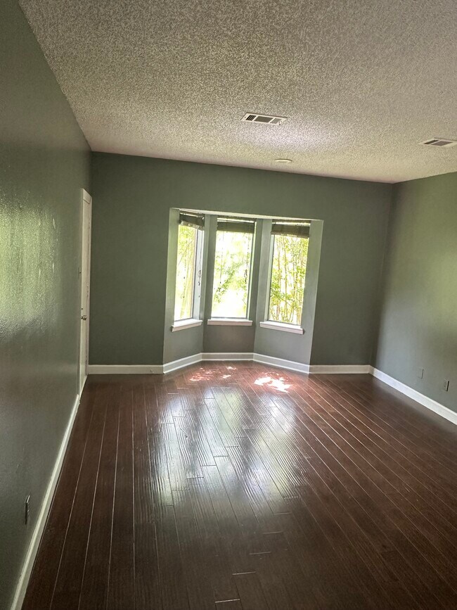 Sala de estar - 615 Belvedere Dr